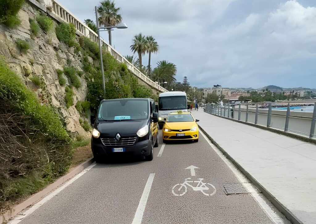 Immagine generata con AI. Ciclabile Riviera dei fiori aperta al traffico motorizzato