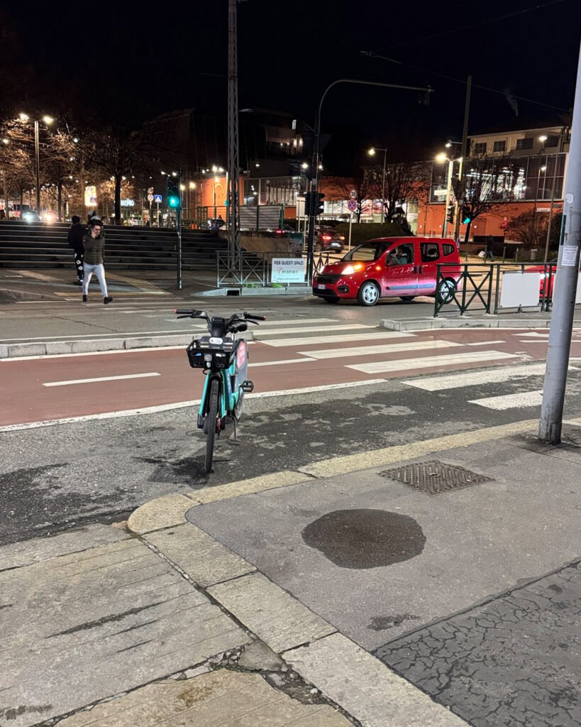 bicicletta sharing spostata su marciapiede