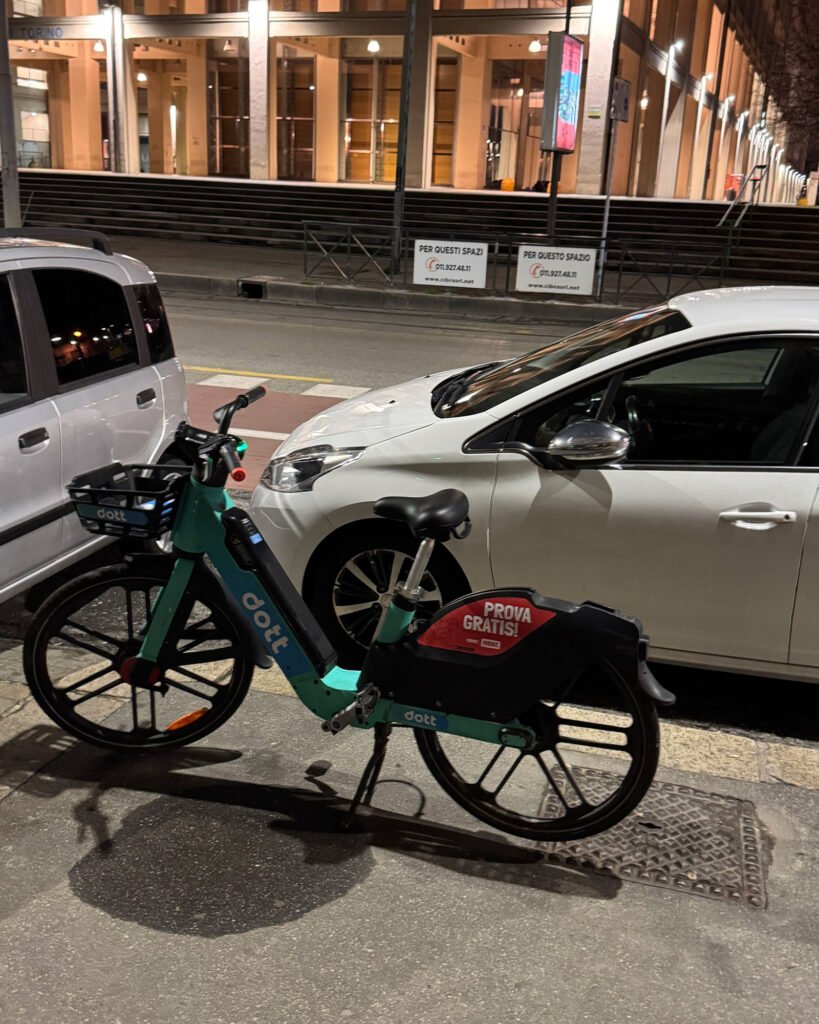 Bicicletta sharing spostata su marciapiede da automobilista torino