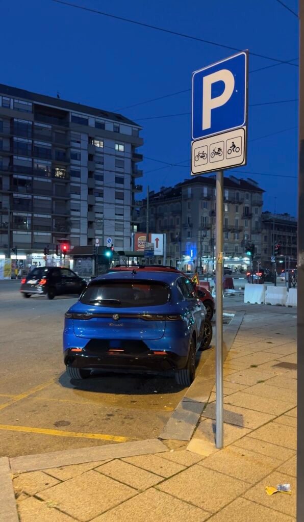 Parcheggio bici torino occupato da auto