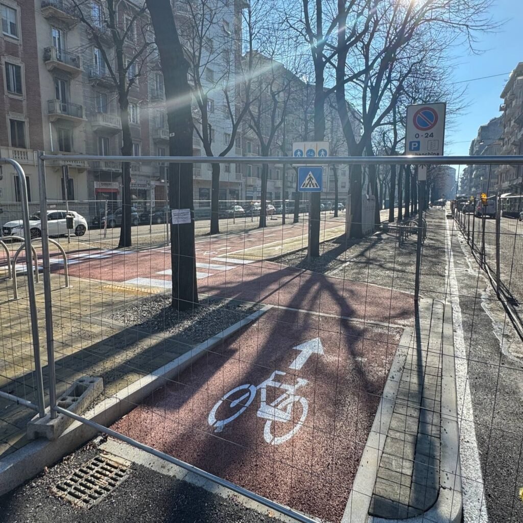 pista ciclabile corso racconigi con curva a gomito