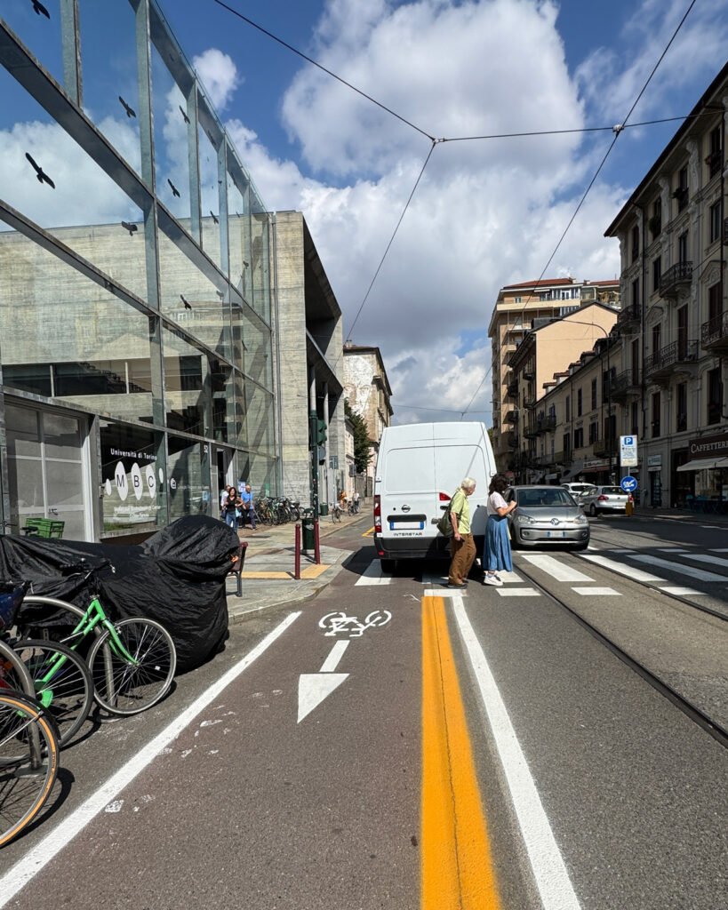 malasosta bel parcheggio su pista ciclabile via nizza torino. quanto devono rischiare i pedoni per attraversare la strada ?