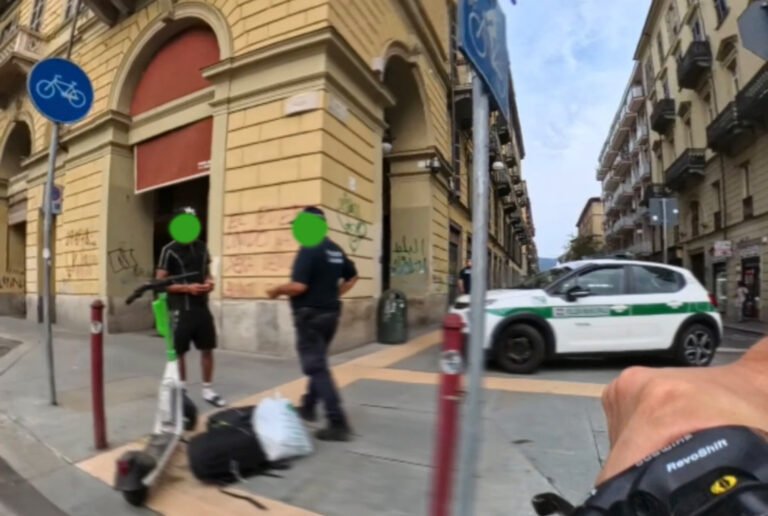Posto di blocco su ciclabile per monopattini Torino - controllo targhino assicurazione